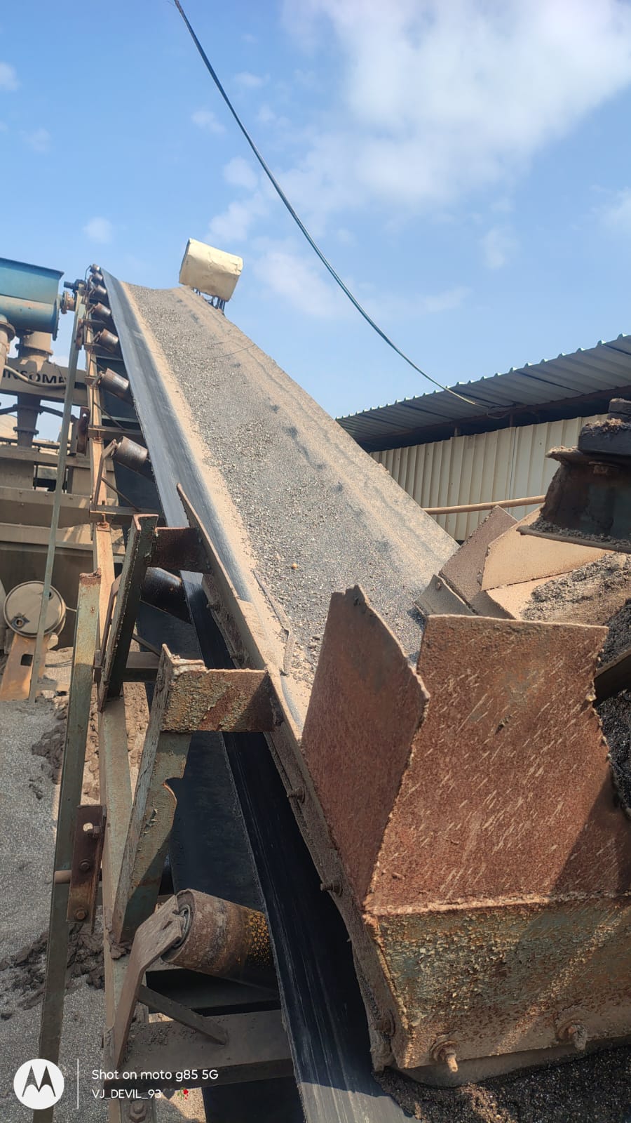 Conveyor with washed sand